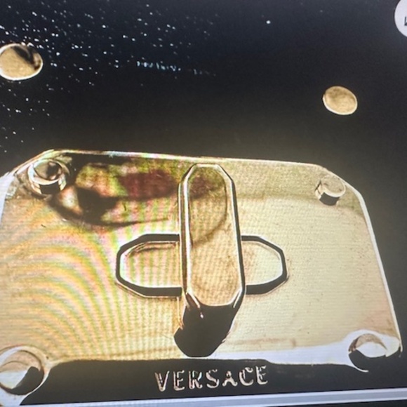 The Versace La Medusa Soft Lamb Leather Bag in size M is a luxurious and stylish - Picture 15 of 16